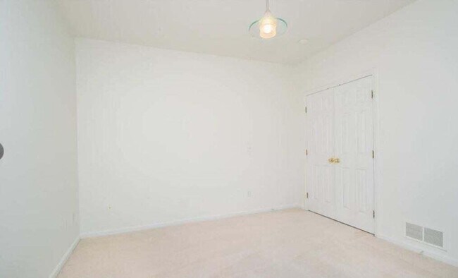 Building Photo - 1430 Fox Pointe Cir