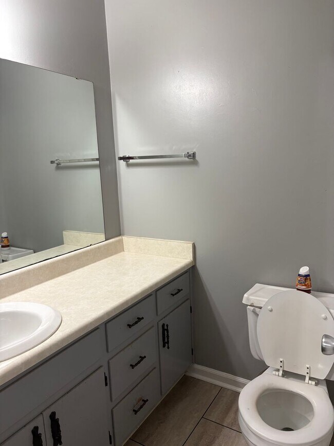 Building Photo - 2 Story Townhome on the Eastside avail NOW!