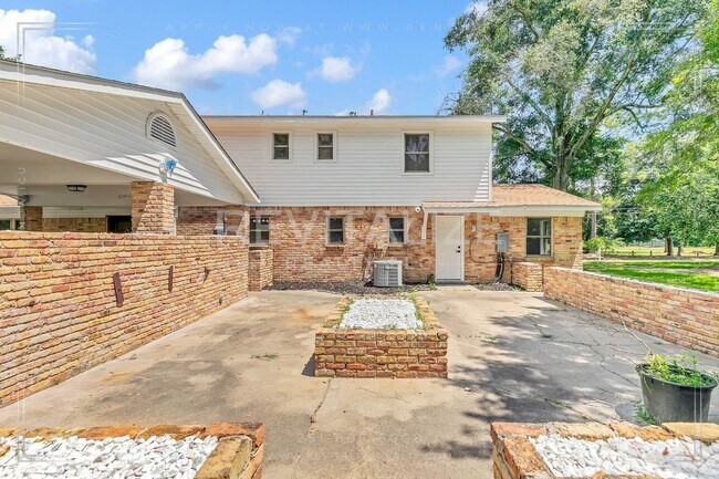 Building Photo - Newly Renovated 3 Bed / 2.5 Bath with Doub...