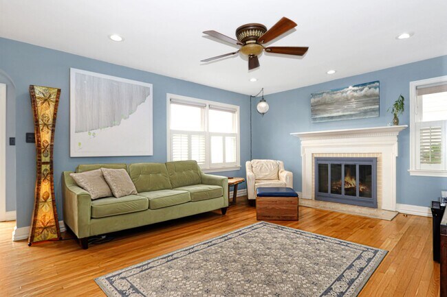 Building Photo - Beautiful Waterview Home on Chesapeake Ave...