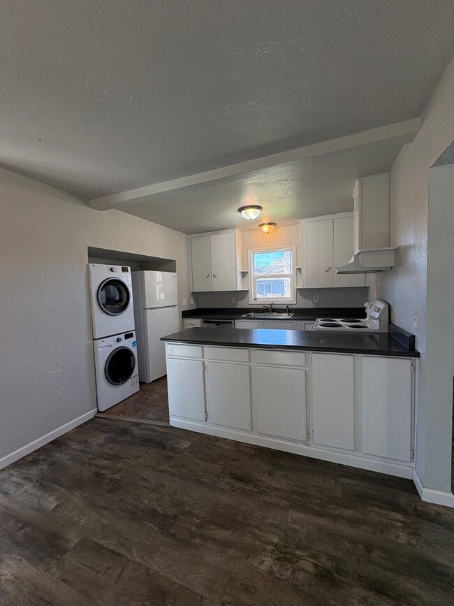 Building Photo - 3 Bedroom/ 2 Bath Medford Rental Available in Quiet Medford Neighborhood