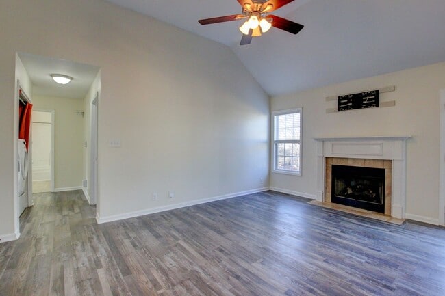 Building Photo - 3 bed 2 bath Fenced yard.  Heart of St. B.  Hurry.