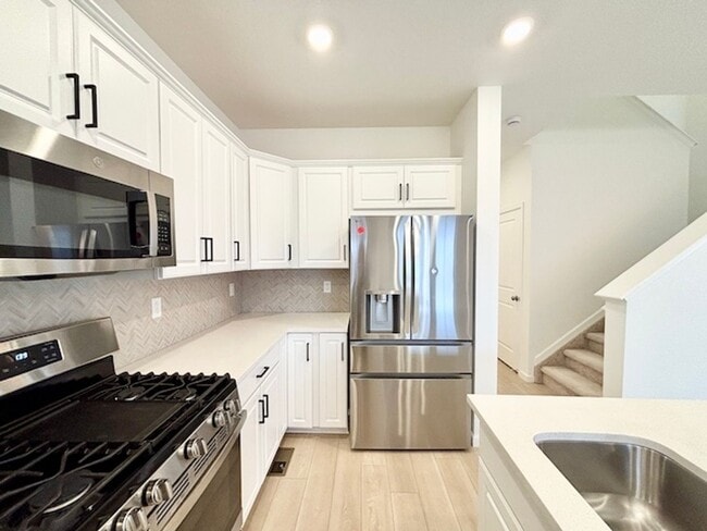 Building Photo - SECOND MONTH FREE RENT!