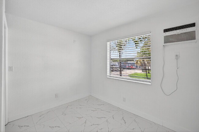 Building Photo - Bright & Modern 1-Bedroom Apartment in Prime Oakland Park Location