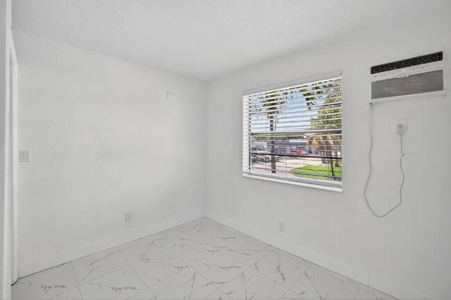 Building Photo - QUICK MOVE IN - FIRST MONTH FREE | Bright & Modern 1-Bedroom Apartment in Prime Oakland Park Loca...