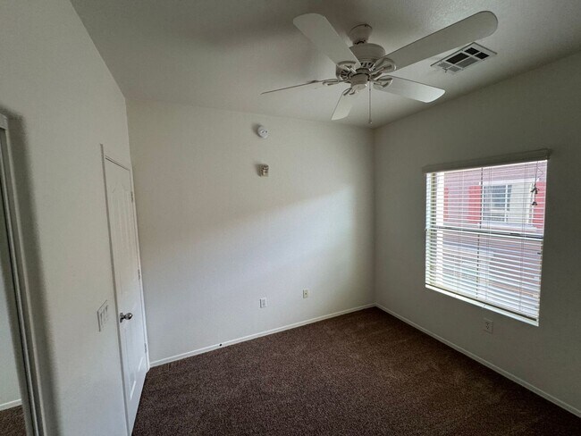 Building Photo - 4 Bedroom - 3.5 Bath Townhome in Gilbert