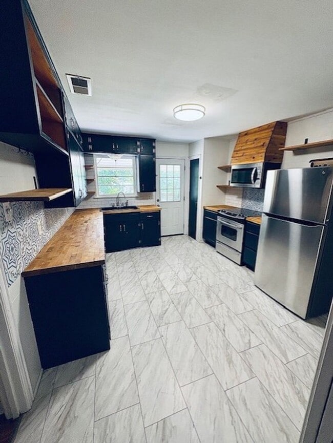Building Photo - Quaint 3 bedroom in the Wilshire Addition ...