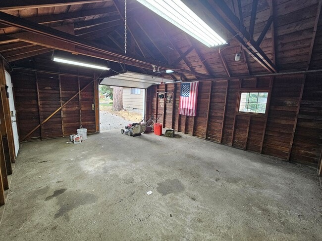 Building Photo - Newly Remodeled Home on the South Hill