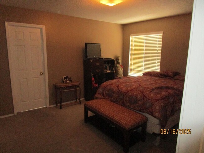 Building Photo - NW 3BR 2 1/2B 1605SF