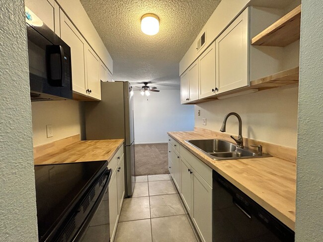 Building Photo - $0 DEPOSIT OPTION. STUNNING 2BED/1BATH CONDO IN HIGHLINE MEADOWS