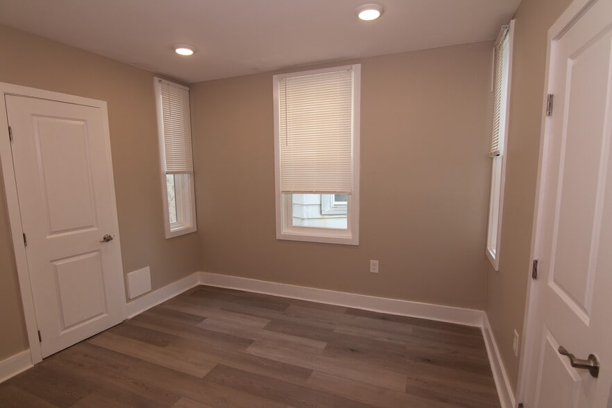 Building Photo - 1631 Dyre St