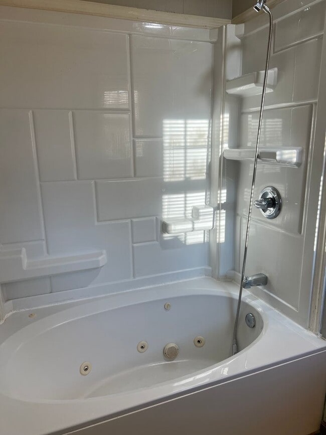 Building Photo - 306 Walnut St
