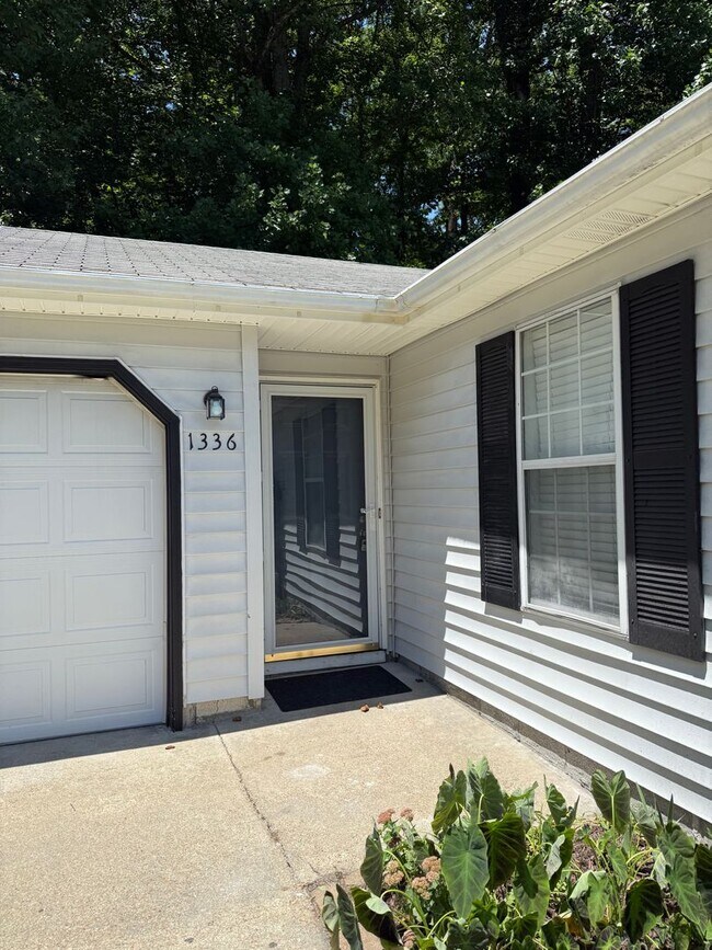 Building Photo - 3BD/2BA Home minutes from Dam Neck/Oceana Bases! Updated Throughout! Attached One Car Garage!