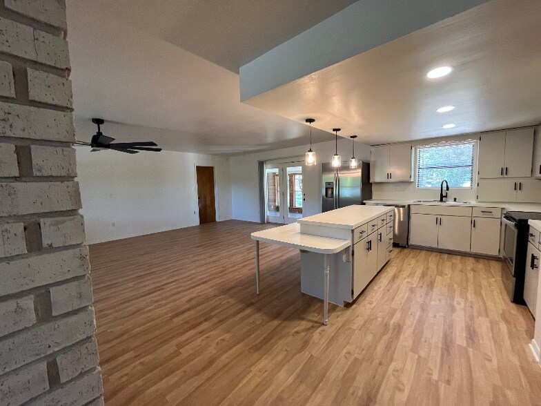 Building Photo - 1415 Oakridge Dr