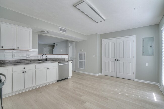 Building Photo - 415 Arapaho Dr
