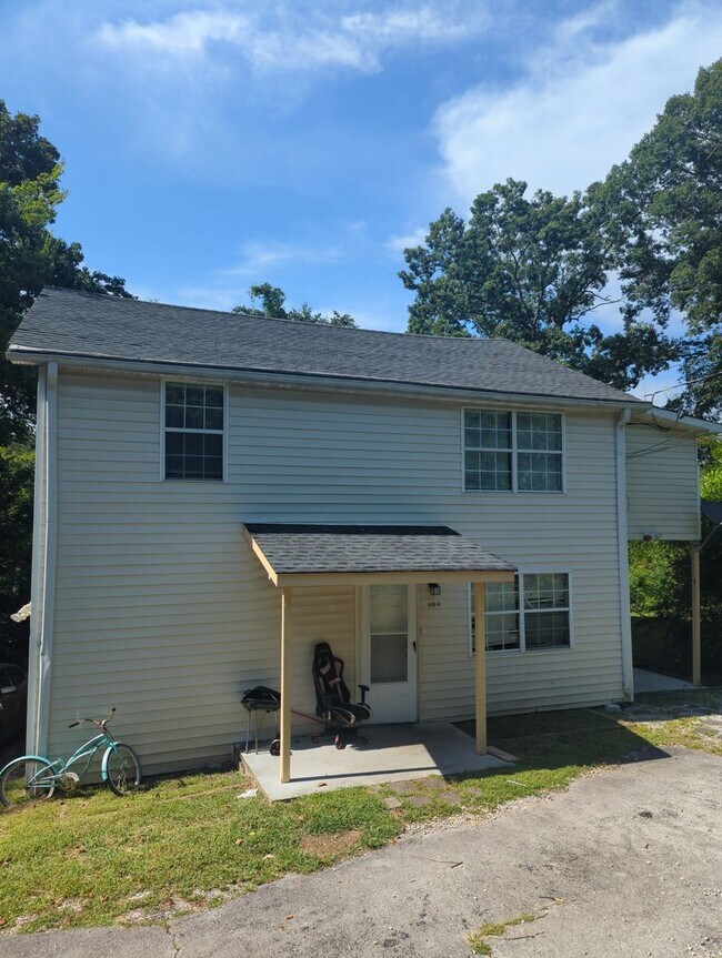 Building Photo - 405 Red Oak Dr