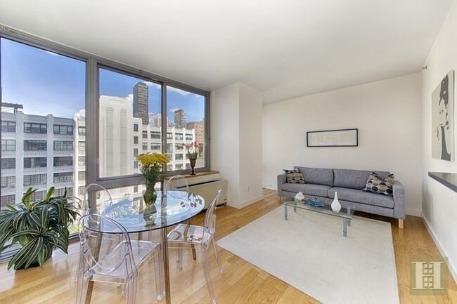 Building Photo - 225 W 60th St