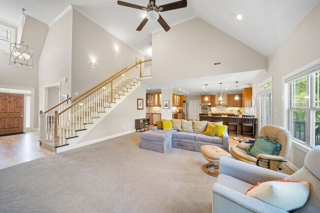 Building Photo - Spacious Home in Solamere Subdivision