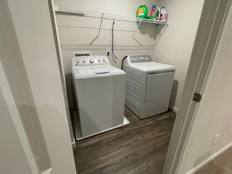 Building Photo - Room in Single Family Home on Bent Willow Dr