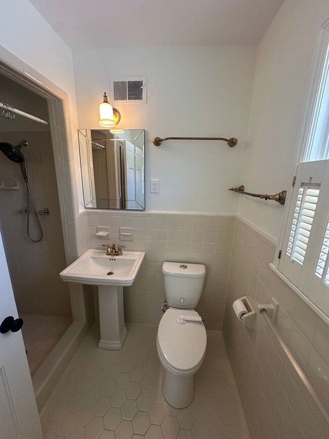 Building Photo - 3BD/2BA Home Located in Colonial Acres