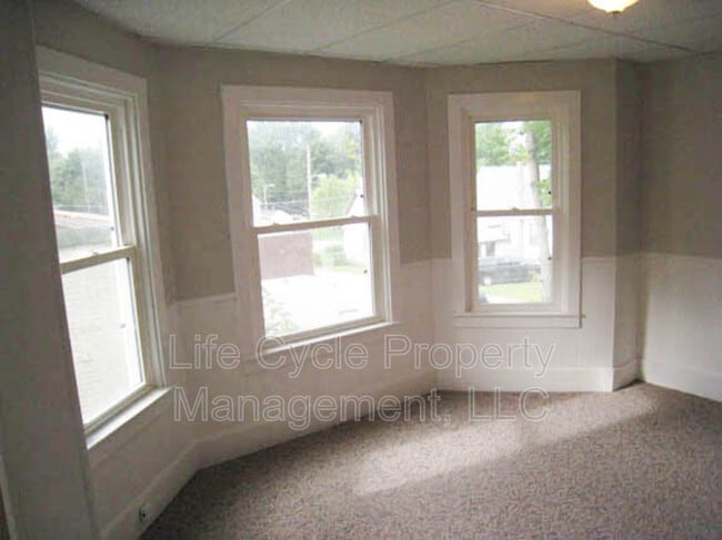 Building Photo - 815 College Ave NE