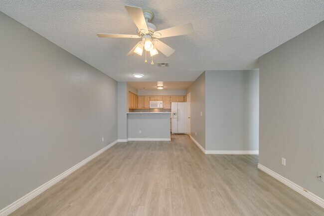 Building Photo - 2117 Willowbury Dr