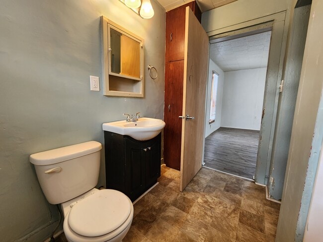 Building Photo - 403 9th Ave SW