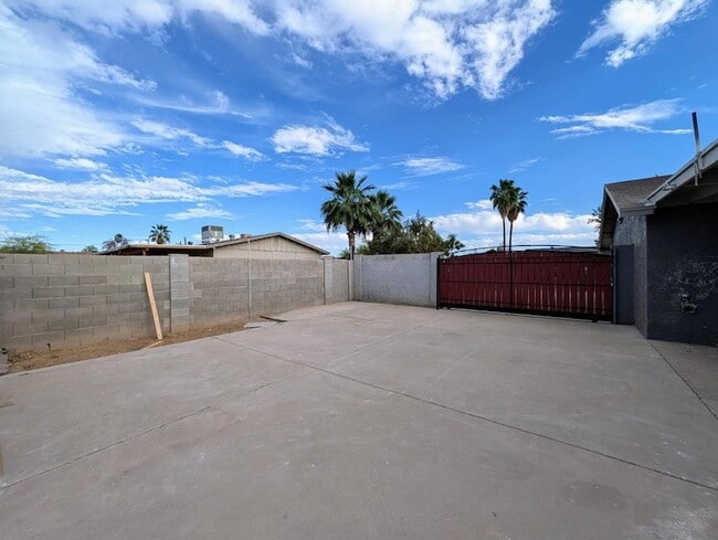 Building Photo - 13208 W Tuckey Ln
