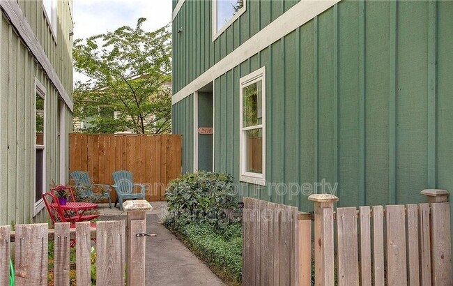 Building Photo - 2414 SW Holden St