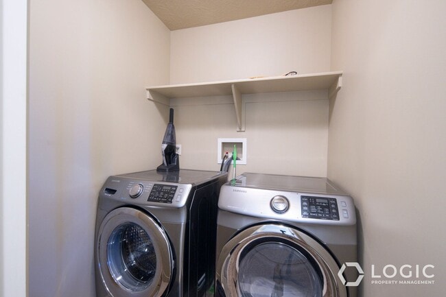 Building Photo - Gorgeous Townhome in South Jordan!