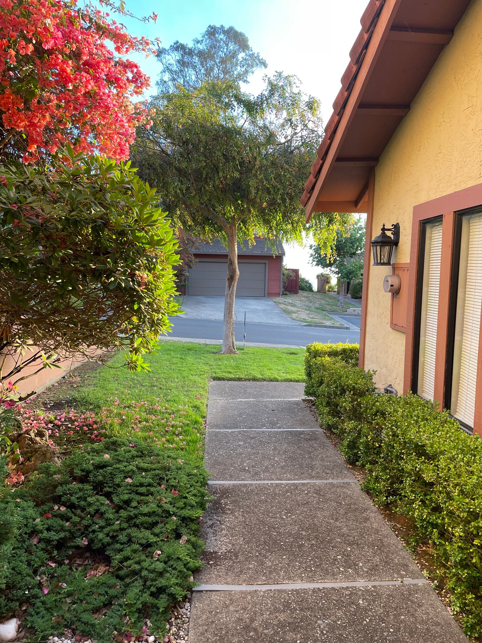 Building Photo - 2118 Pinehurst Ct