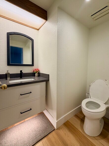 0.5 bath - 4135 Stanley Blvd