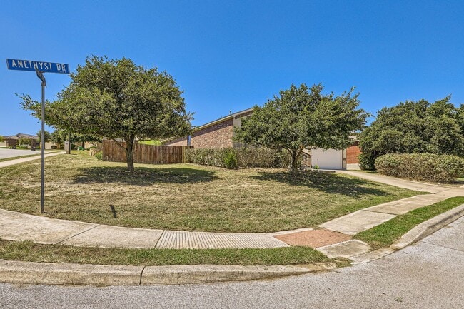 Building Photo - Large one story home on a corner lot locat...