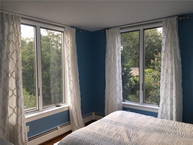 Building Photo - 158 Narragansett Ave