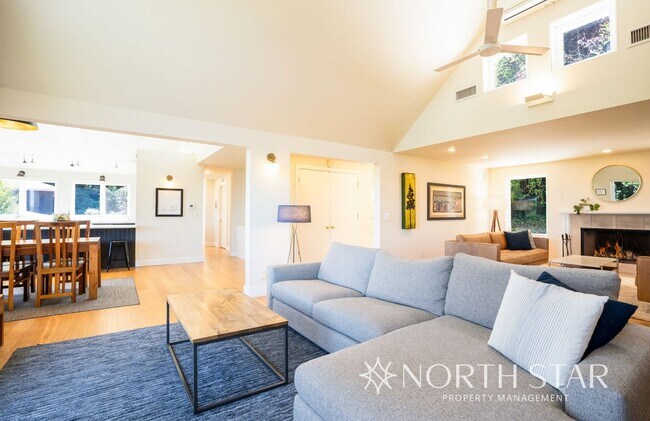 Building Photo - Stunning Views Close in NW Portland