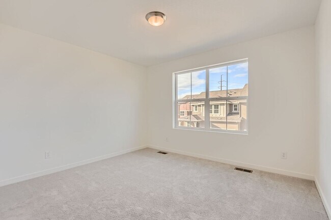 Building Photo - Luxurious 3bd 2.5 paired home in Dove Village!