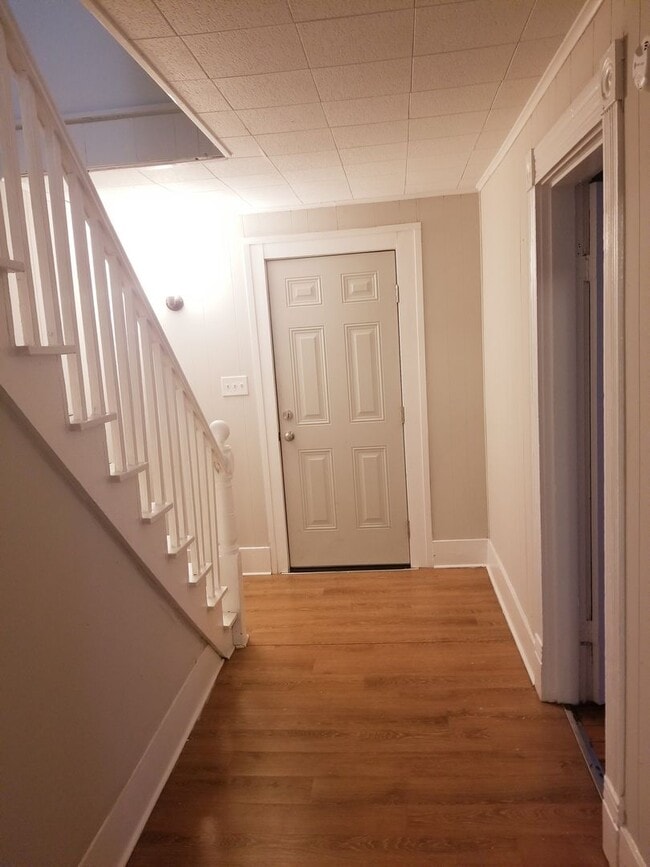 Building Photo - Three Bedroom House off of Campbell Avenue!