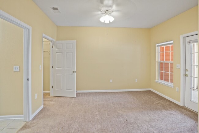 Building Photo - 2 bedroo 2-bathroom ground floor with screened patio for rent Wilmington Island