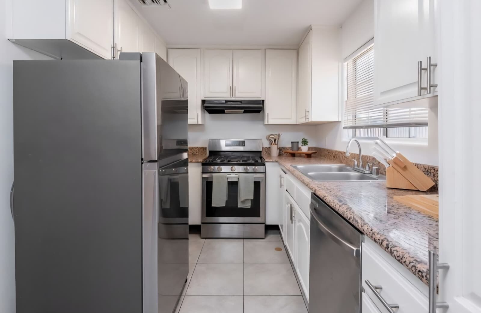 Building Photo - 525 N Orange Dr