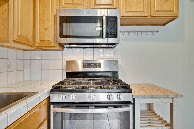 Building Photo - Conveniently located 2BR/1.5BA townhome style duplex unit in Sunnyvale