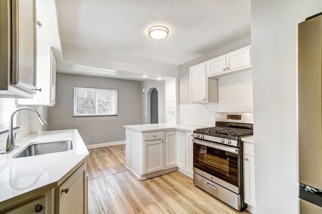 Building Photo - 2 Bedroom, 1 Bathroom with Large Backyard!