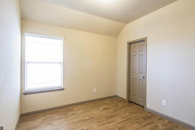Building Photo - 5750 Kyle Cove Dr