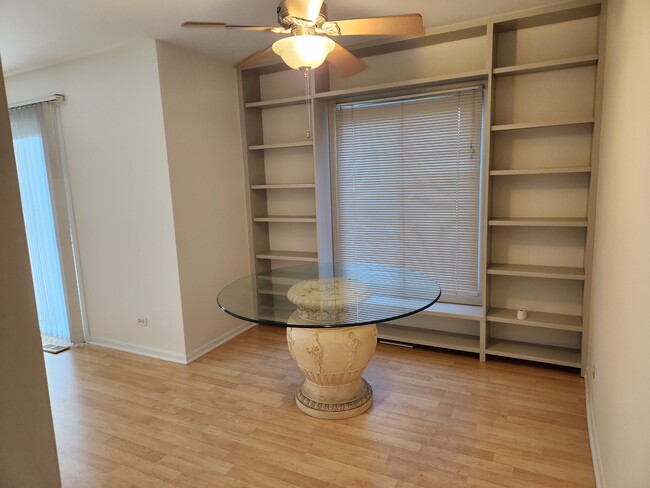 dining area - 1050 Holbrook Rd