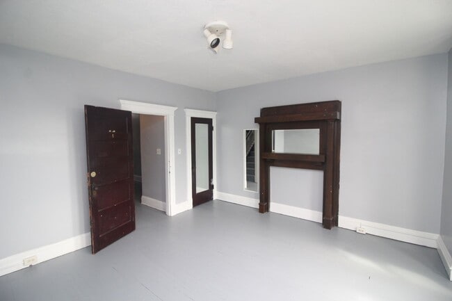 Building Photo - 2026/2027 JHU Off-campus Large 5bd/2.5ba home w/ Parking Spot! Available now