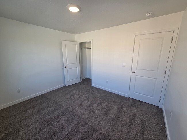 Building Photo - Discover Your Washington Dream Home!