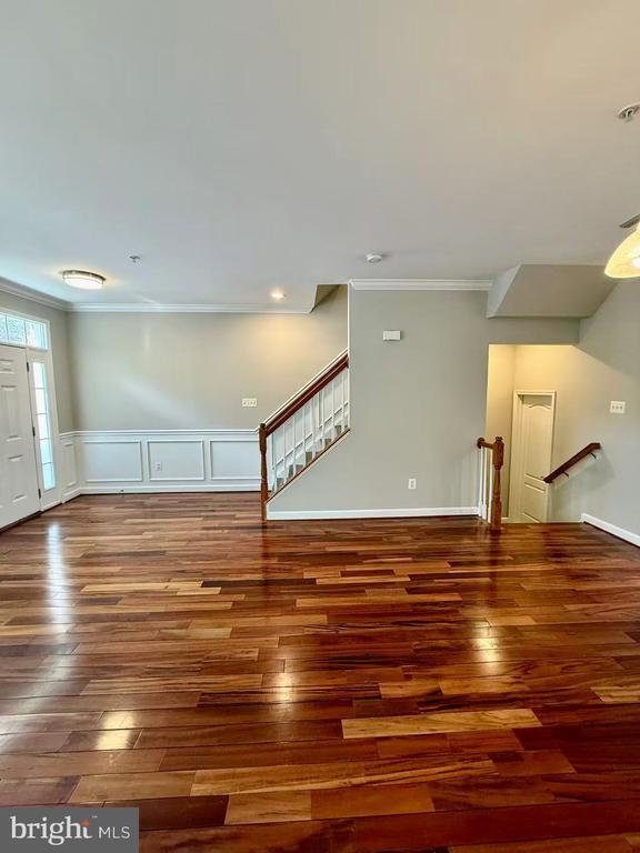 Building Photo - 612 Garden View Square