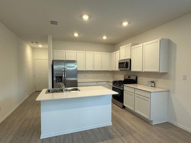 Building Photo - 561 Sormonne Lp