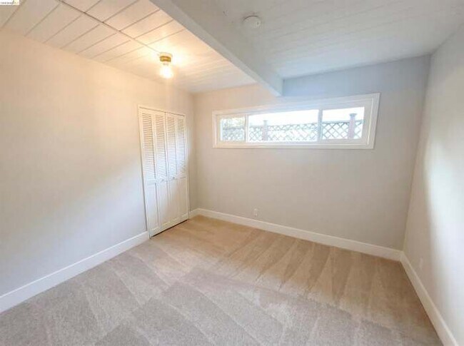 Building Photo - 2361 Oakmont Dr