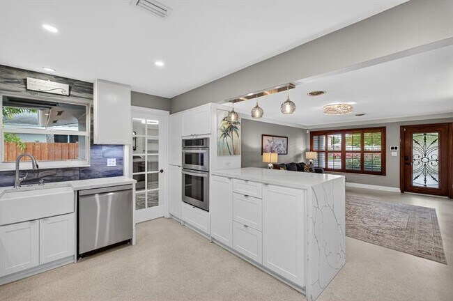 Building Photo - 2407 NE 17th Terrace