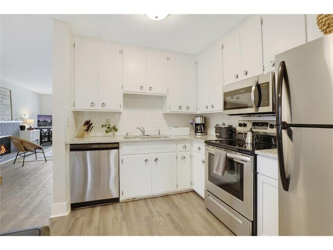 Building Photo - 4000 Mavelle Dr